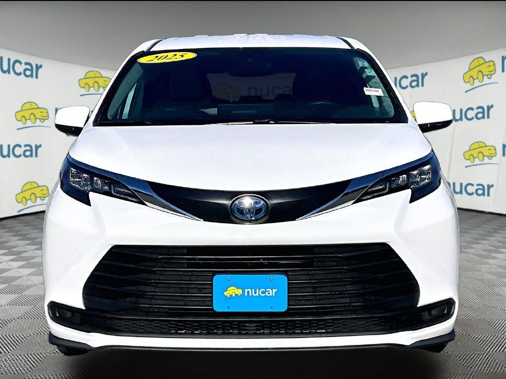 2025 Toyota Sienna LE 8 Passenger