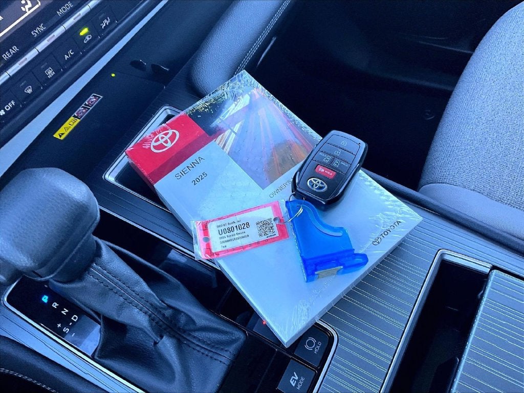 2025 Toyota Sienna LE 8 Passenger