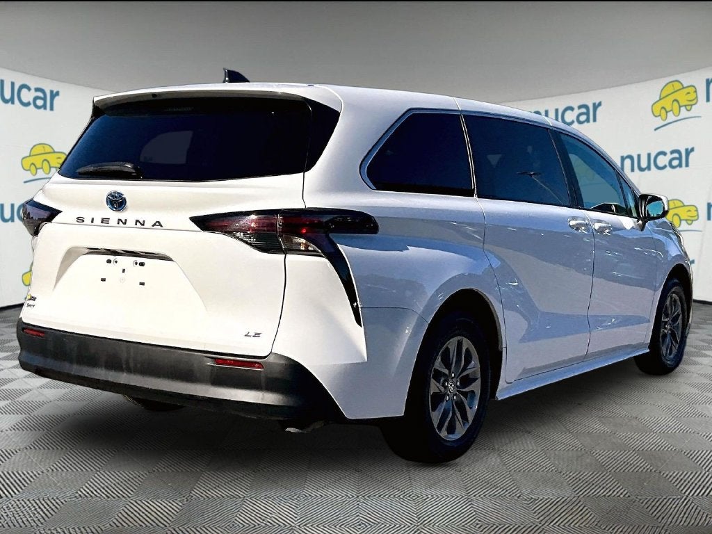 2025 Toyota Sienna LE 8 Passenger