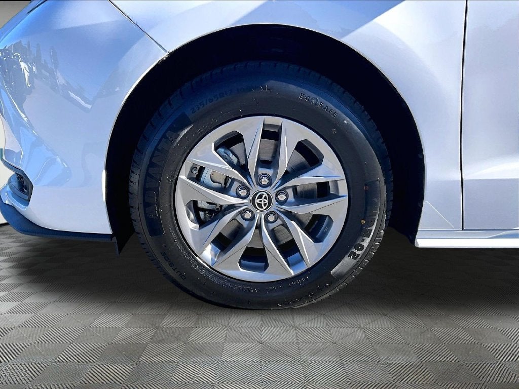 2025 Toyota Sienna LE 8 Passenger