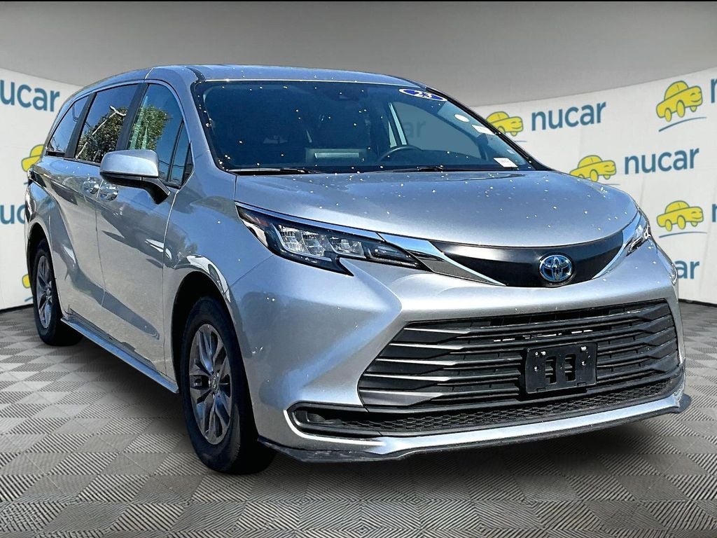 2023 Toyota Sienna LE 8 Passenger
