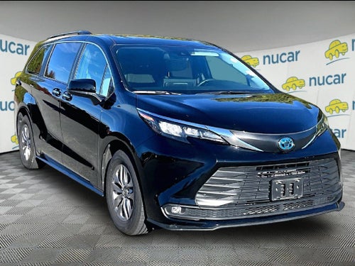 2025 Toyota Sienna XLE 8 Passenger