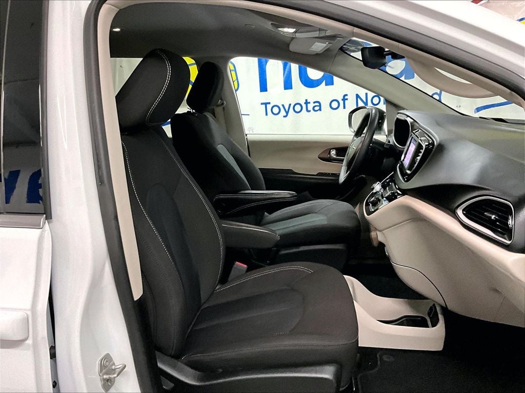 2024 Chrysler Voyager LX