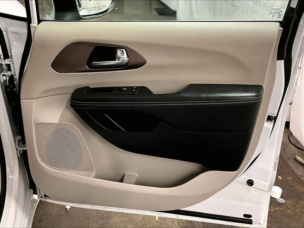 2024 Chrysler Voyager LX