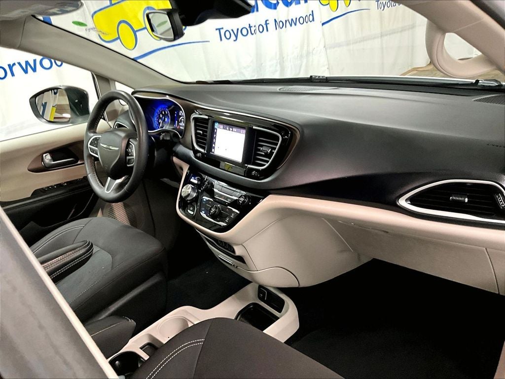 2024 Chrysler Voyager LX