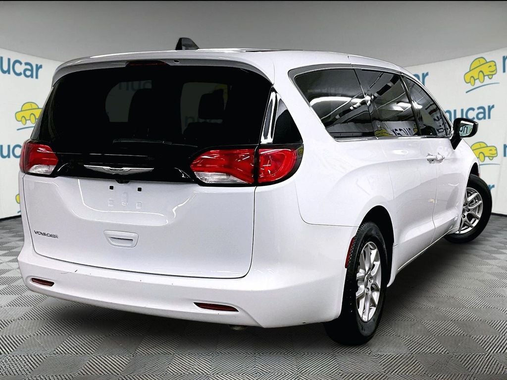 2024 Chrysler Voyager LX