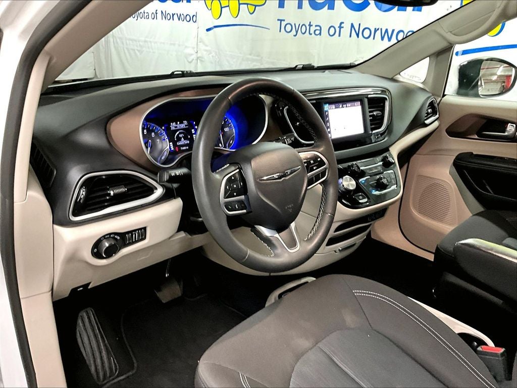 2024 Chrysler Voyager LX