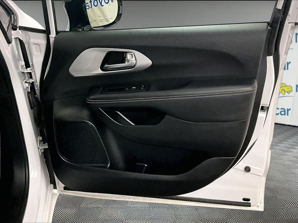 2024 Chrysler Pacifica Hybrid Select S Appearance
