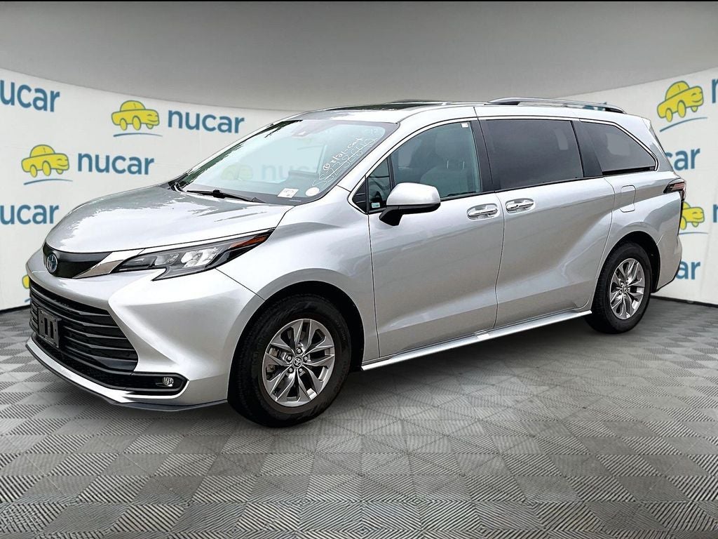 2025 Toyota Sienna XLE 8 Passenger