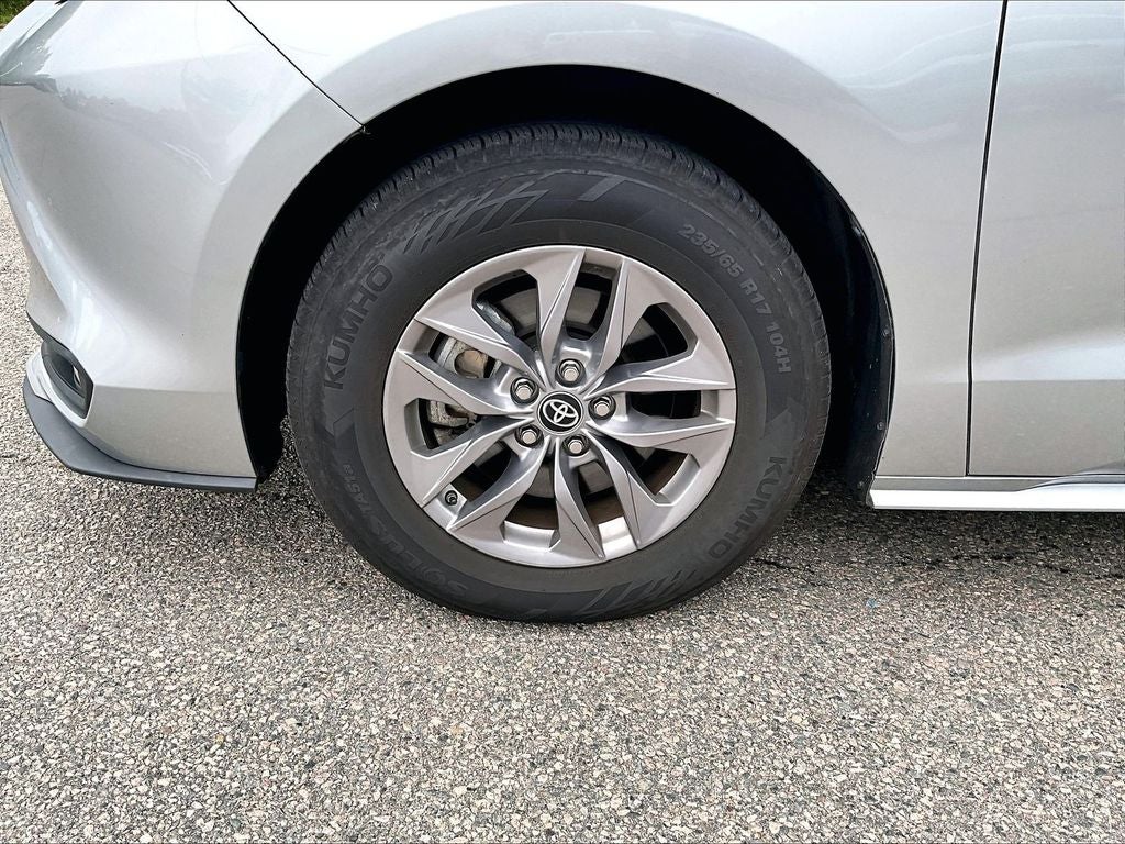 2025 Toyota Sienna XLE 8 Passenger